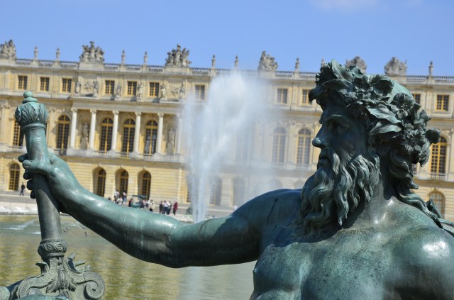 Palace's garden facing part is adorned with large fountain area with sculptures situated around it.